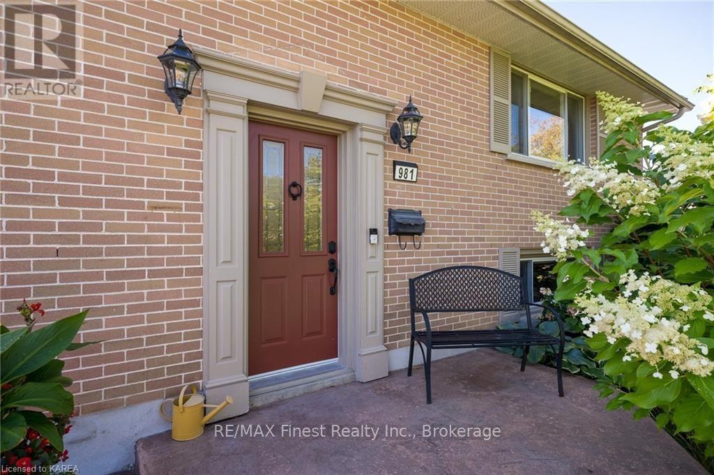981 Hudson Drive, Kingston, Ontario  K7M 5K5 - Photo 3 - X9514576