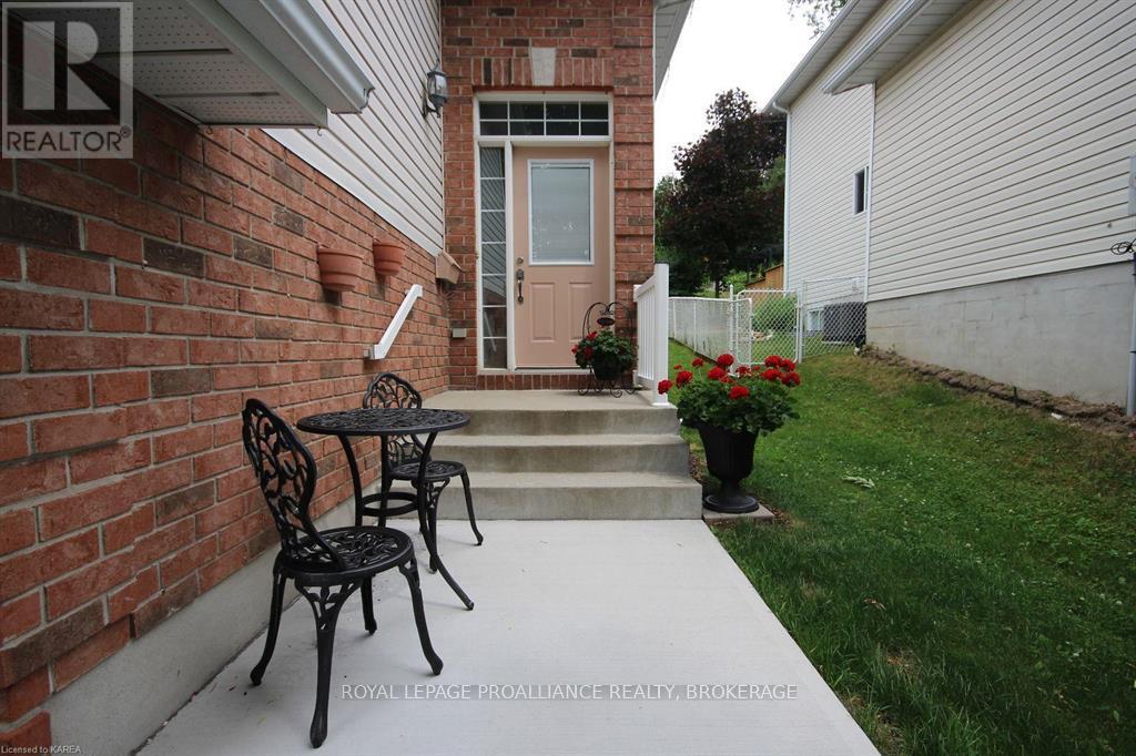 922 Lombardy Street, Kingston, Ontario  K7M 9C2 - Photo 5 - X11971806