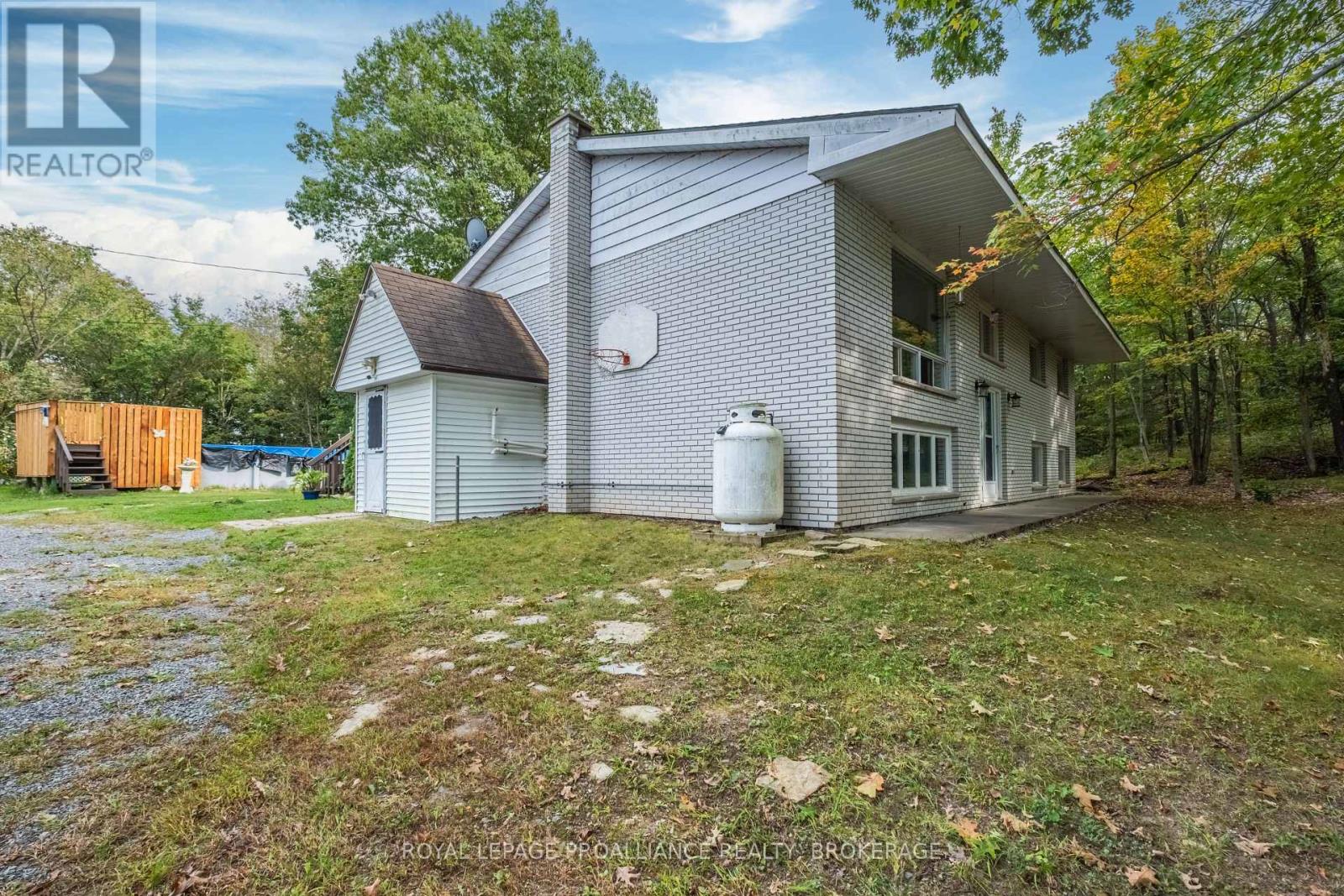 1911 Ormsbee Road, South Frontenac, Ontario  K0H 1H0 - Photo 3 - X12012136