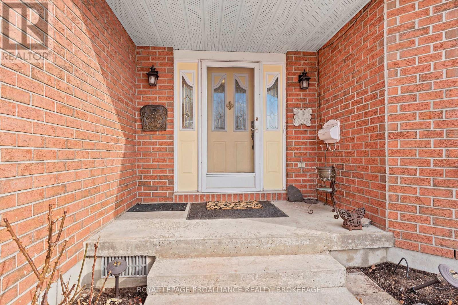 254 Friarhill Crescent, Kingston, Ontario  K7M 8P4 - Photo 2 - X12021253