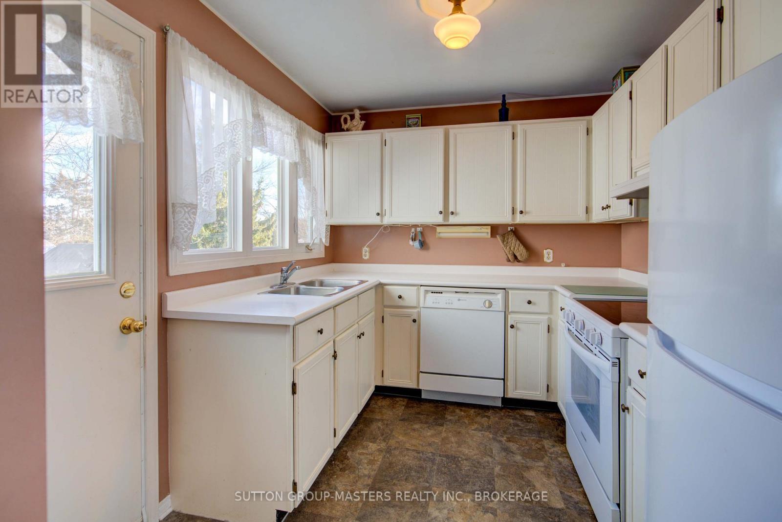 11 Hawley Court, Loyalist, Ontario  K0H 1G0 - Photo 12 - X12023766