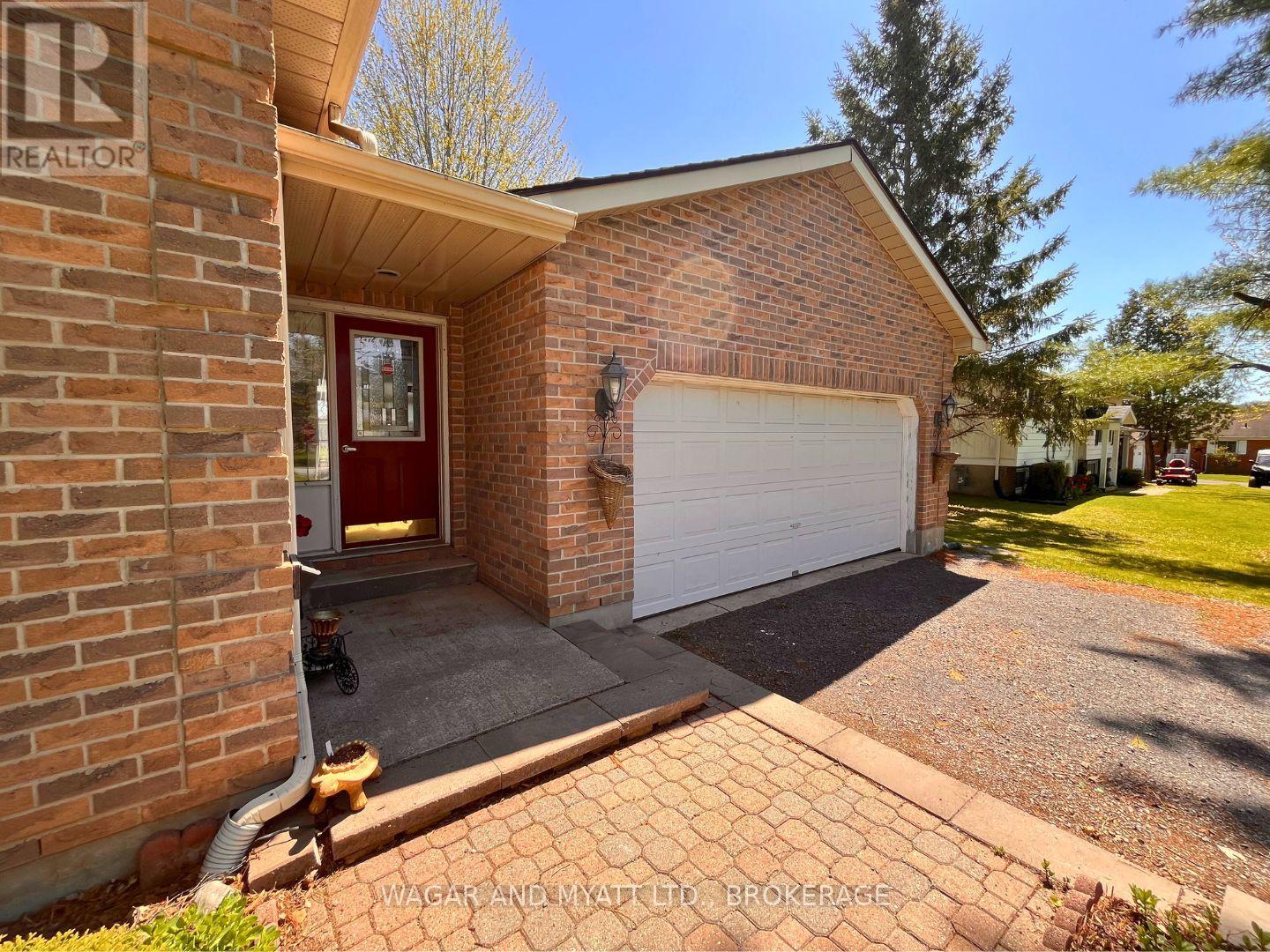 63 Southwood Crescent N, Greater Napanee, Ontario  K7R 3L2 - Photo 4 - X12041053