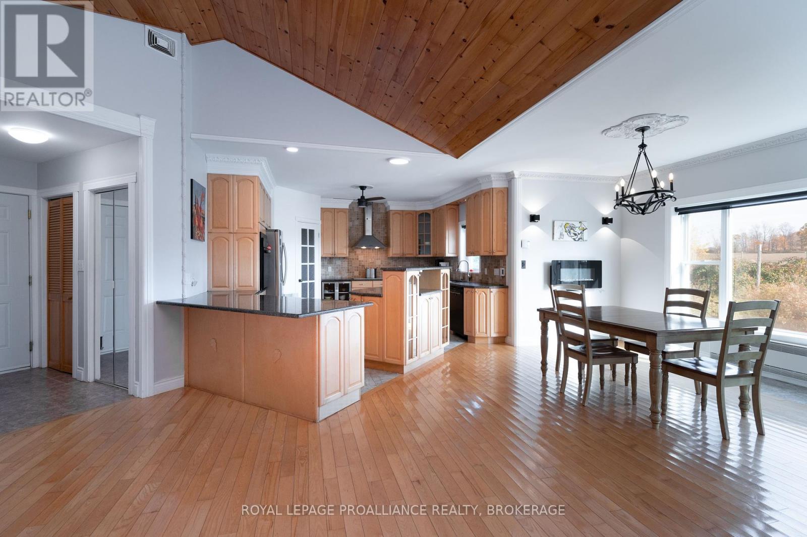 10 North Shore Road, Frontenac Islands, Ontario  K7G 2V6 - Photo 6 - X12055991