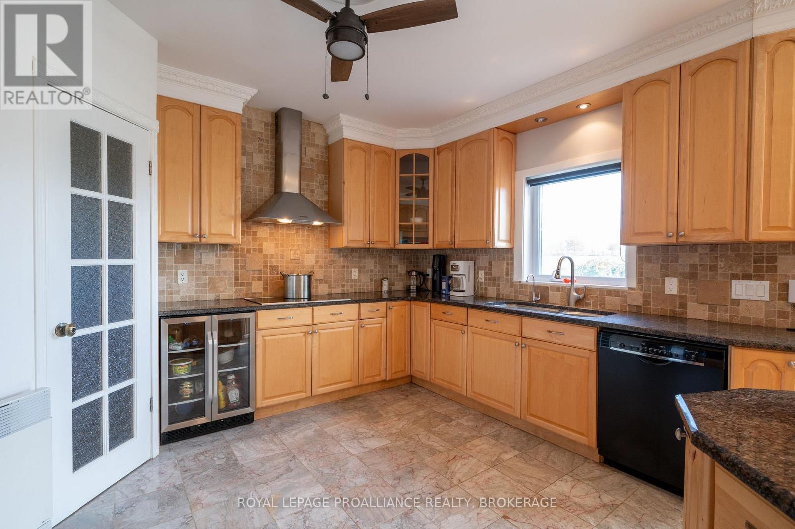 10 North Shore Road, Frontenac Islands, Ontario  K7G 2V6 - Photo 8 - X12055991