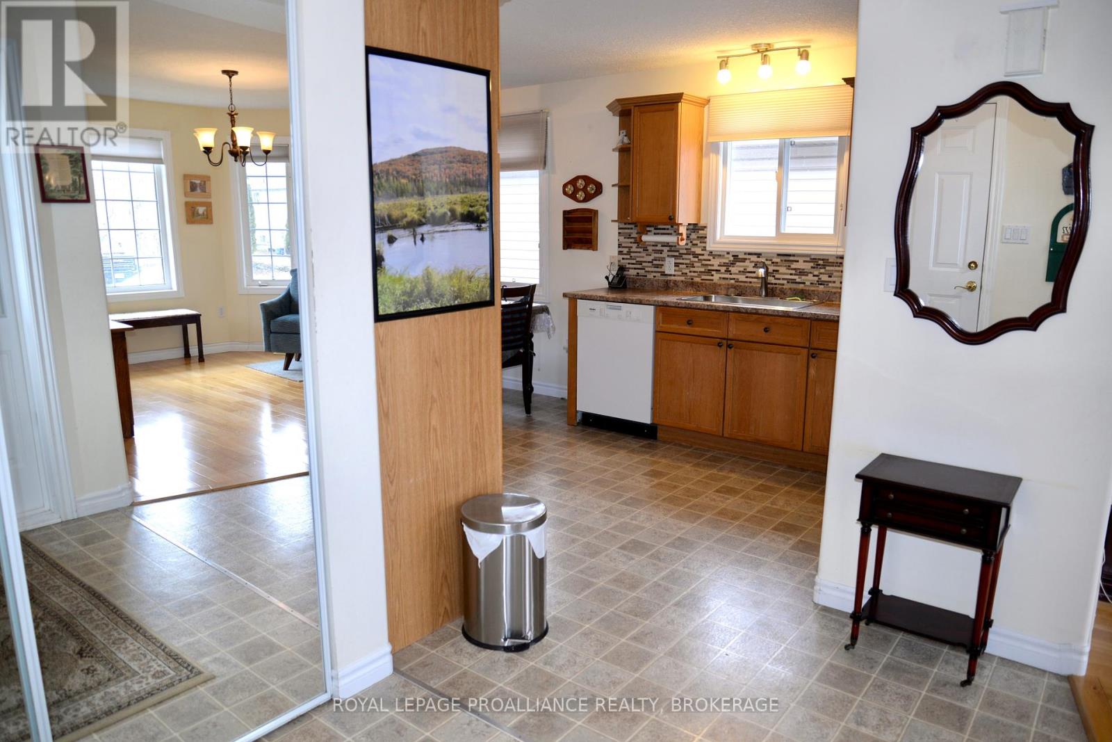 752 Tanner Drive, Kingston, Ontario  K7M 9G7 - Photo 4 - X12056547