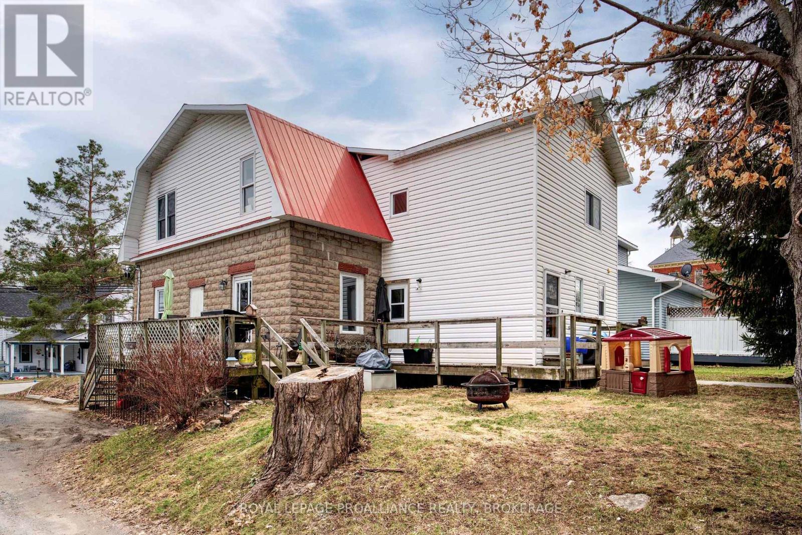 24 Rideau Street, Westport, Ontario  K0G 1X0 - Photo 3 - X12084106