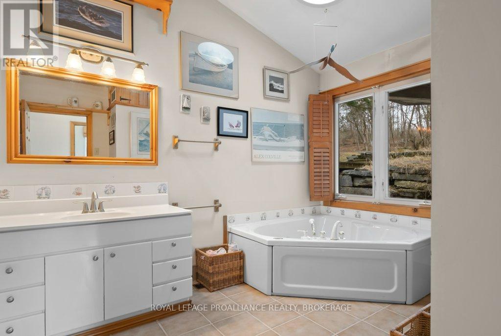 6058 Highway 96, Frontenac Islands, Ontario  K0H 2Y0 - Photo 22 - X12088569