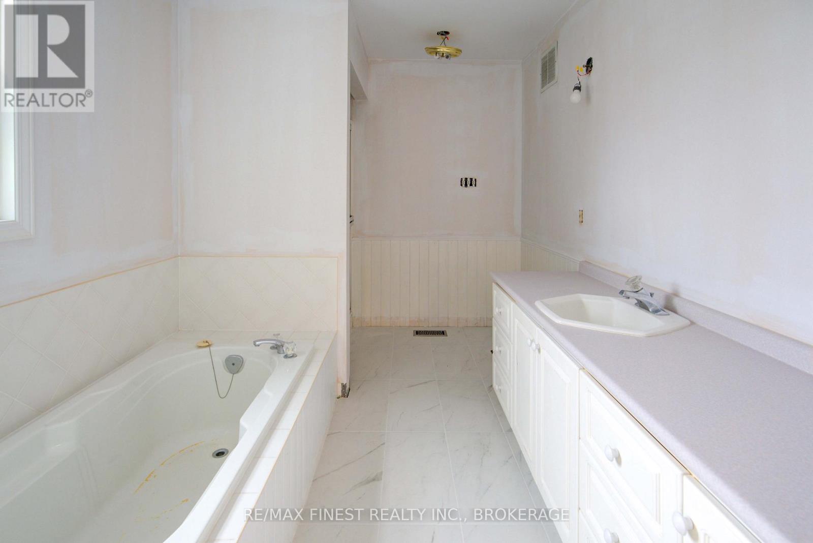 1674 South Boulevard, Kingston, Ontario  K7L 4V1 - Photo 36 - X12105143