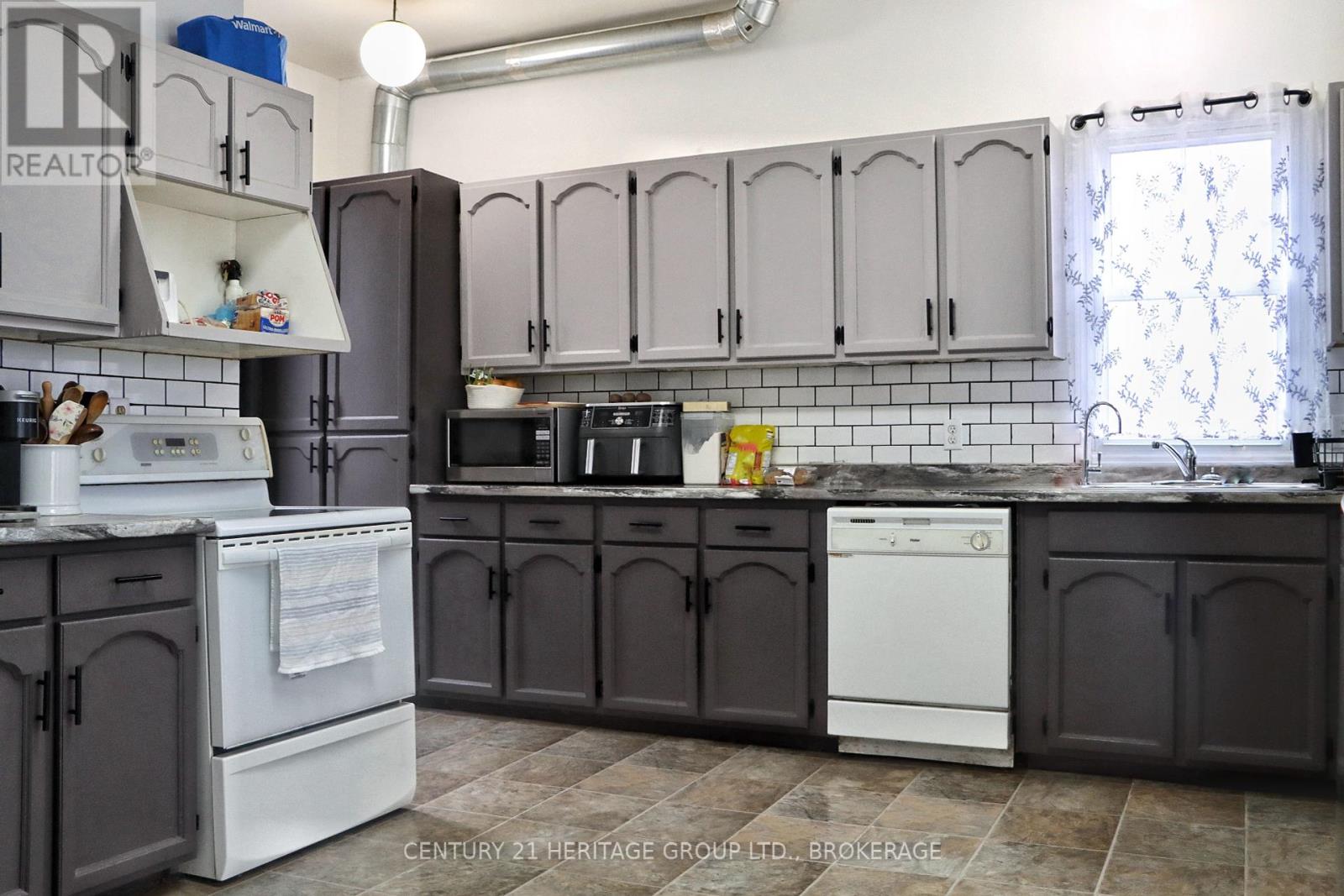 124 Centre Street, Deseronto, Ontario  K0K 1X0 - Photo 2 - X12108137