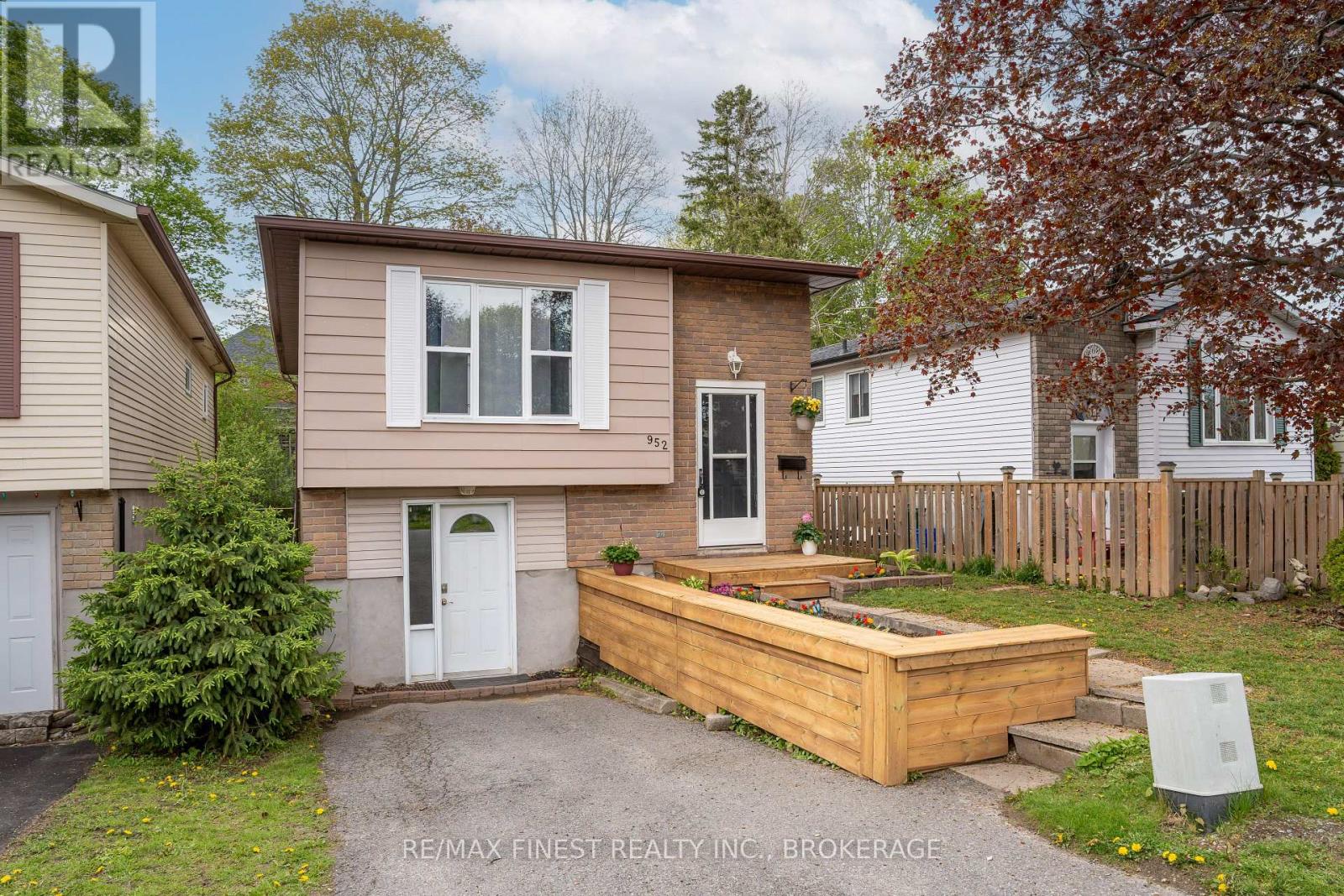 952 Old Colony Road, Kingston, Ontario  K7P 1J7 - Photo 1 - X12108281