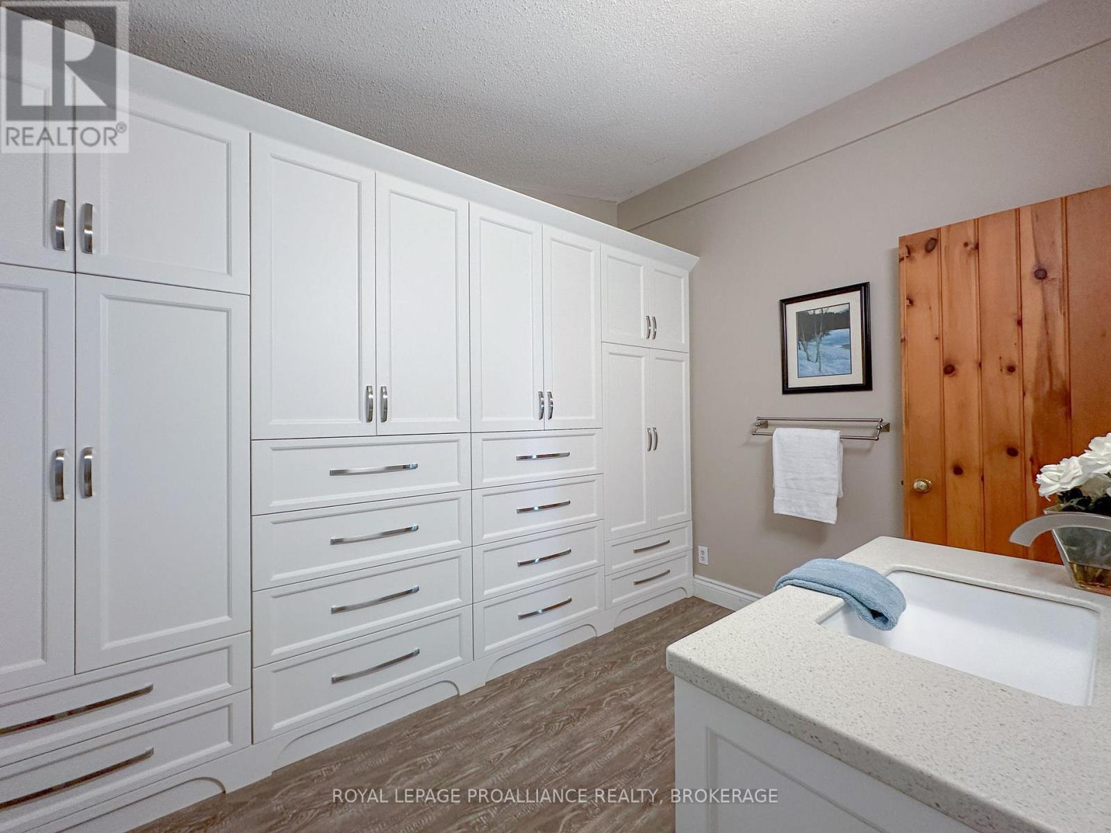 915 Woodridge Lane, Leeds And The Thousand Islands, Ontario  K0E 1B0 - Photo 18 - X12115770