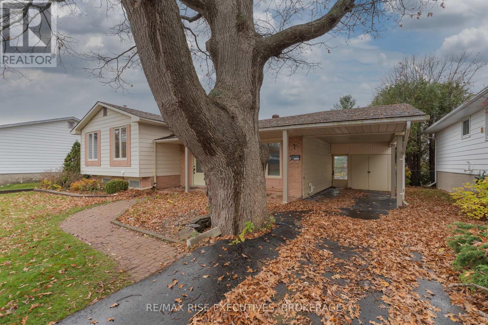 2 - 811 Overlea Court, Kingston, Ontario  K7M 6Z8 - Photo 1 - X12117370