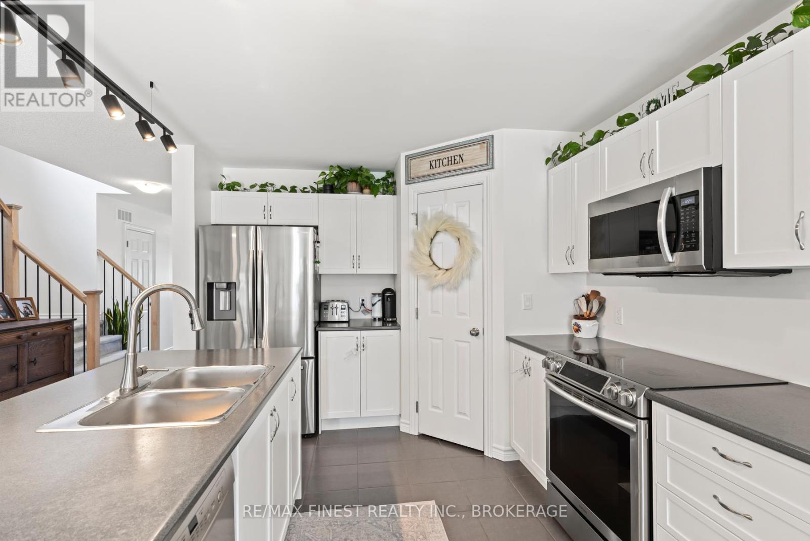 37 Brennan Crescent, Loyalist, Ontario  K0H 2H0 - Photo 17 - X12124967