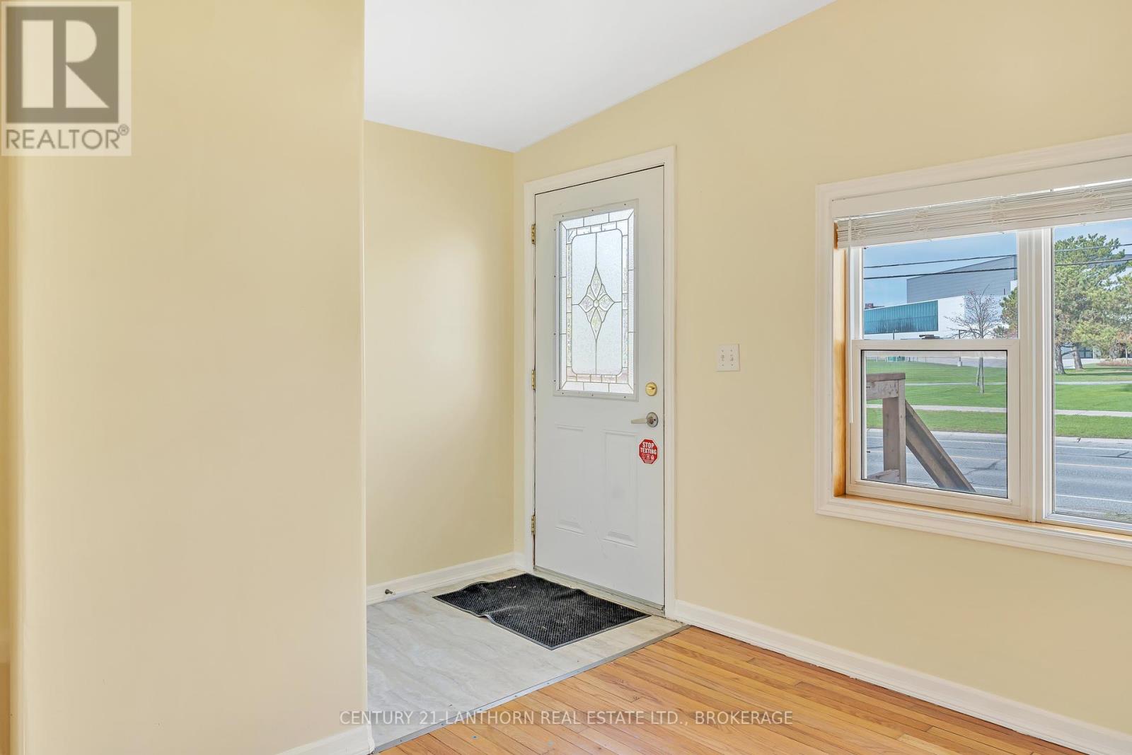 77 Portsmouth Avenue, Kingston, Ontario  K7M 1V4 - Photo 3 - X12128513