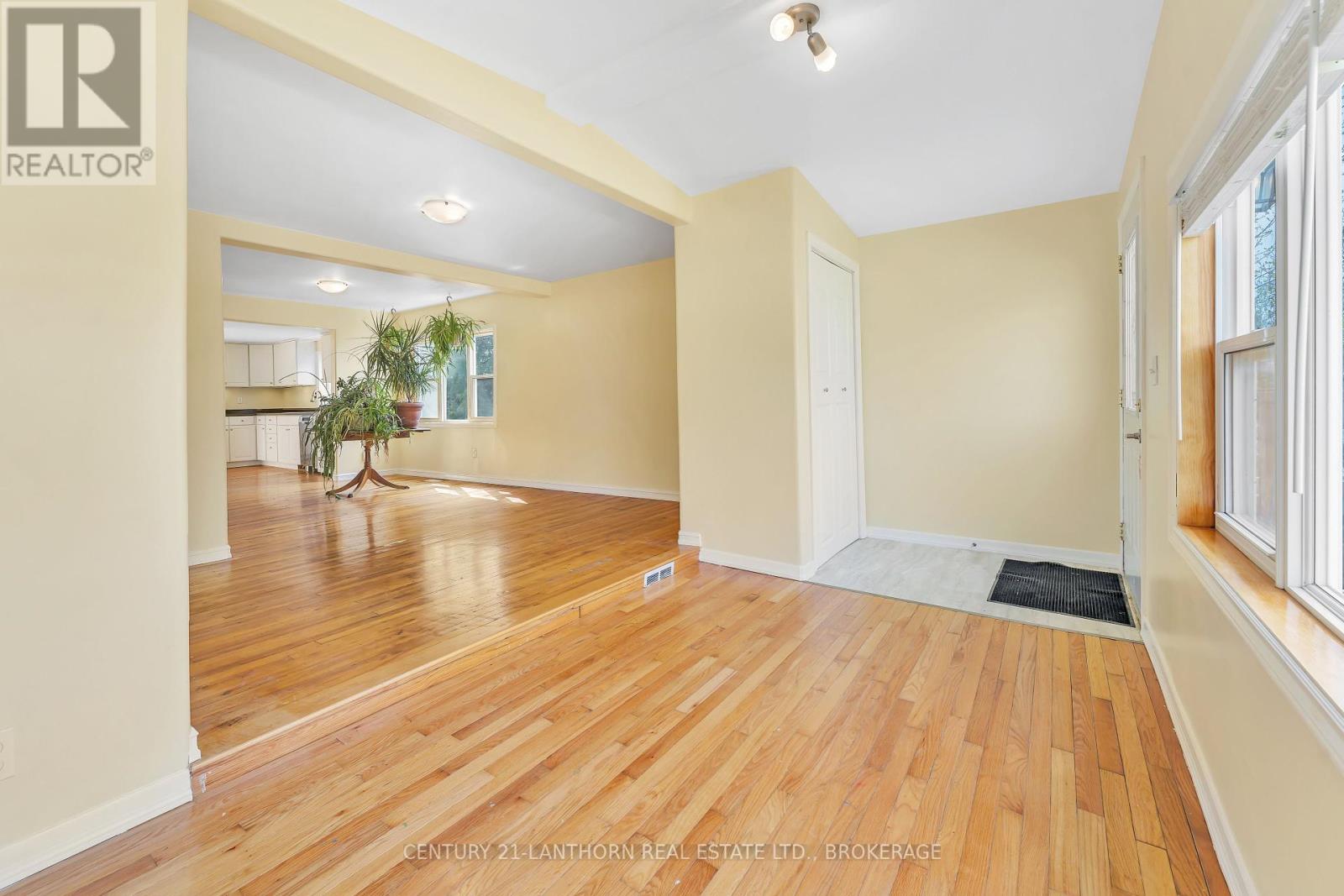 77 Portsmouth Avenue, Kingston, Ontario  K7M 1V4 - Photo 4 - X12128513