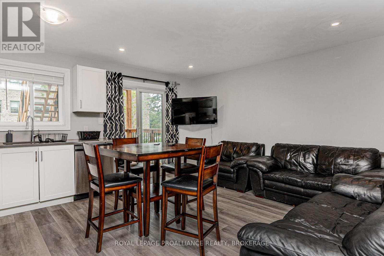 39 Ellerbeck Street, Kingston, Ontario  K7L 4H5 - Photo 8 - X12129847