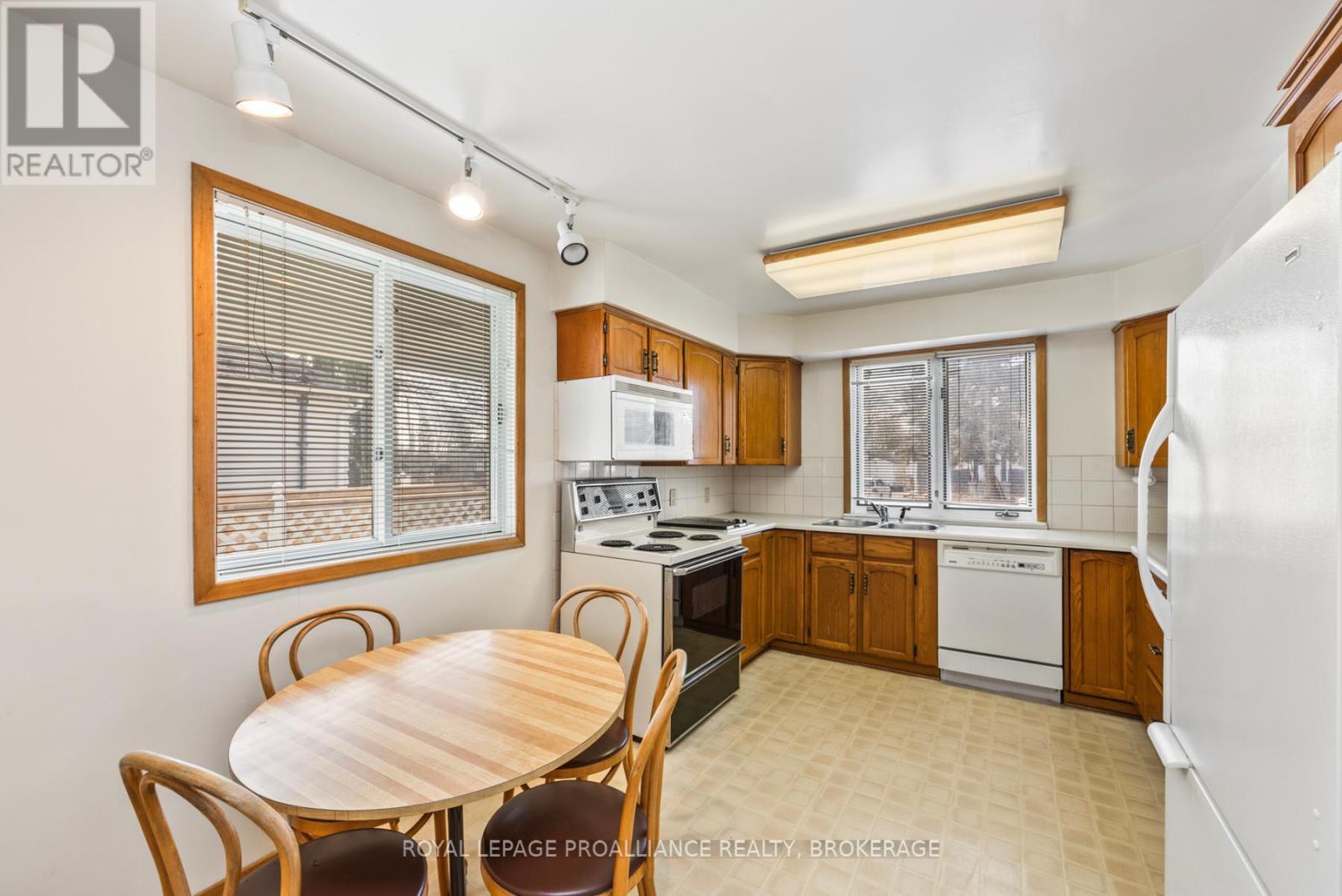 69 Scott Street, Kingston, Ontario  K7L 1L6 - Photo 14 - X12133853