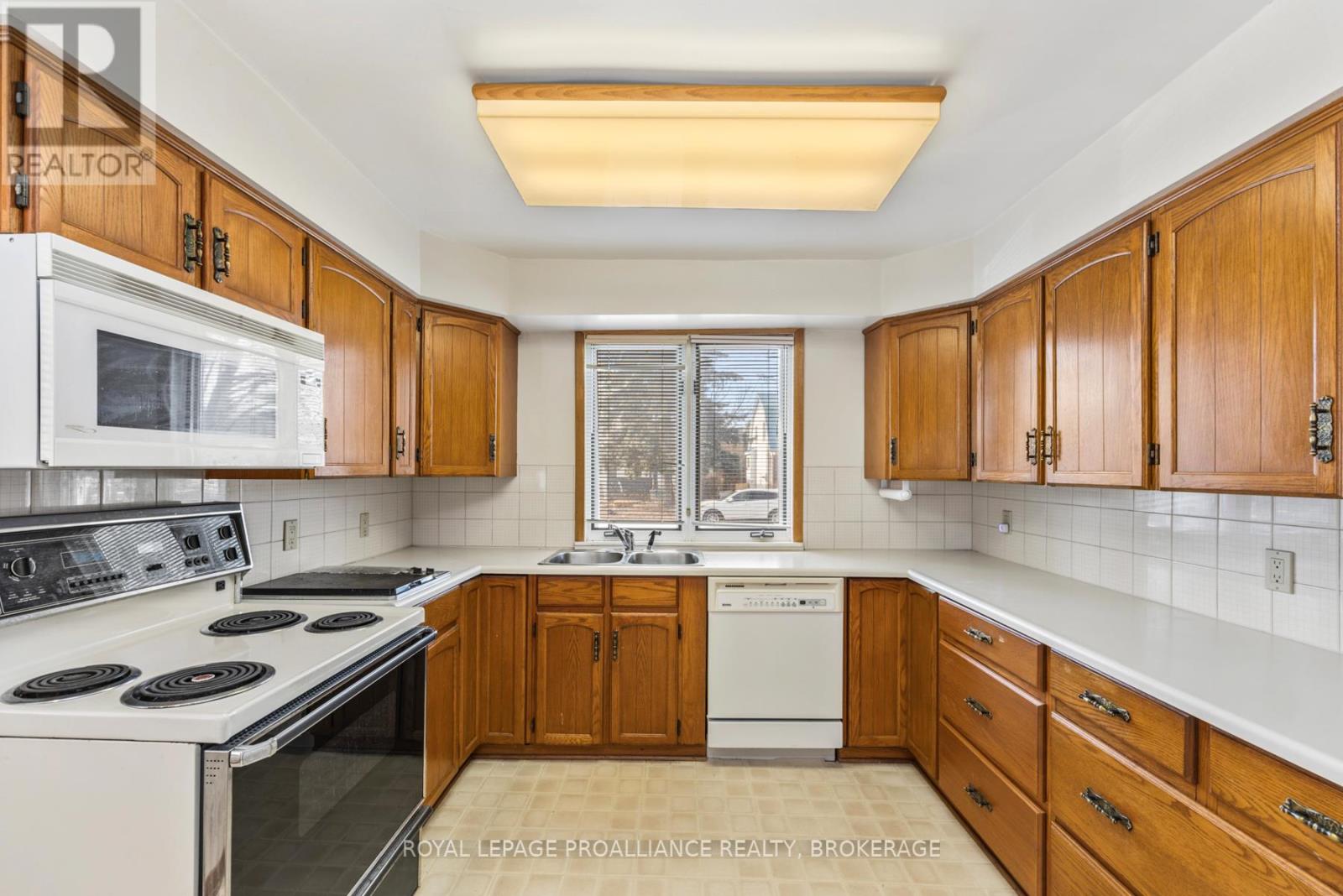 69 Scott Street, Kingston, Ontario  K7L 1L6 - Photo 15 - X12133853