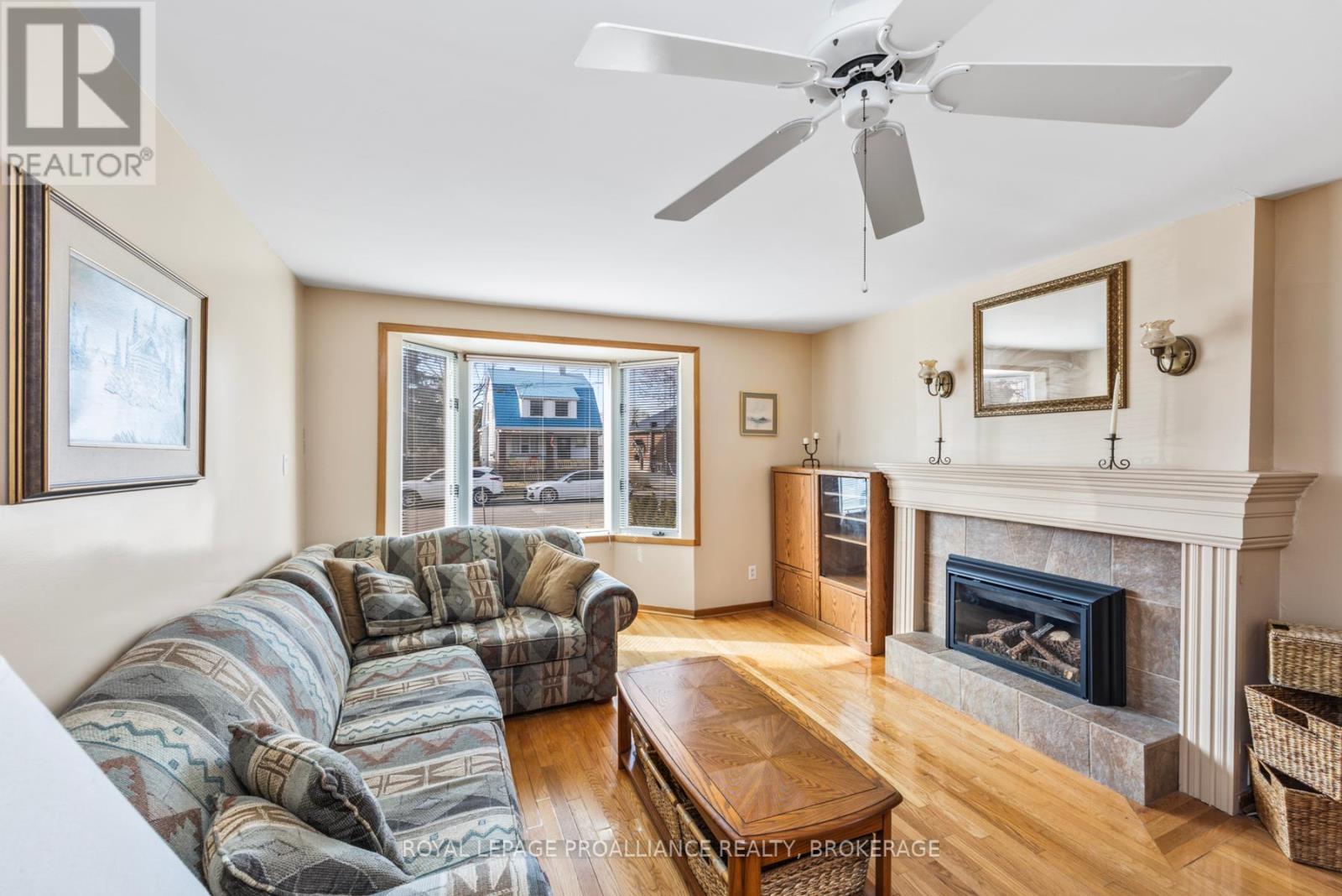 69 Scott Street, Kingston, Ontario  K7L 1L6 - Photo 8 - X12133853