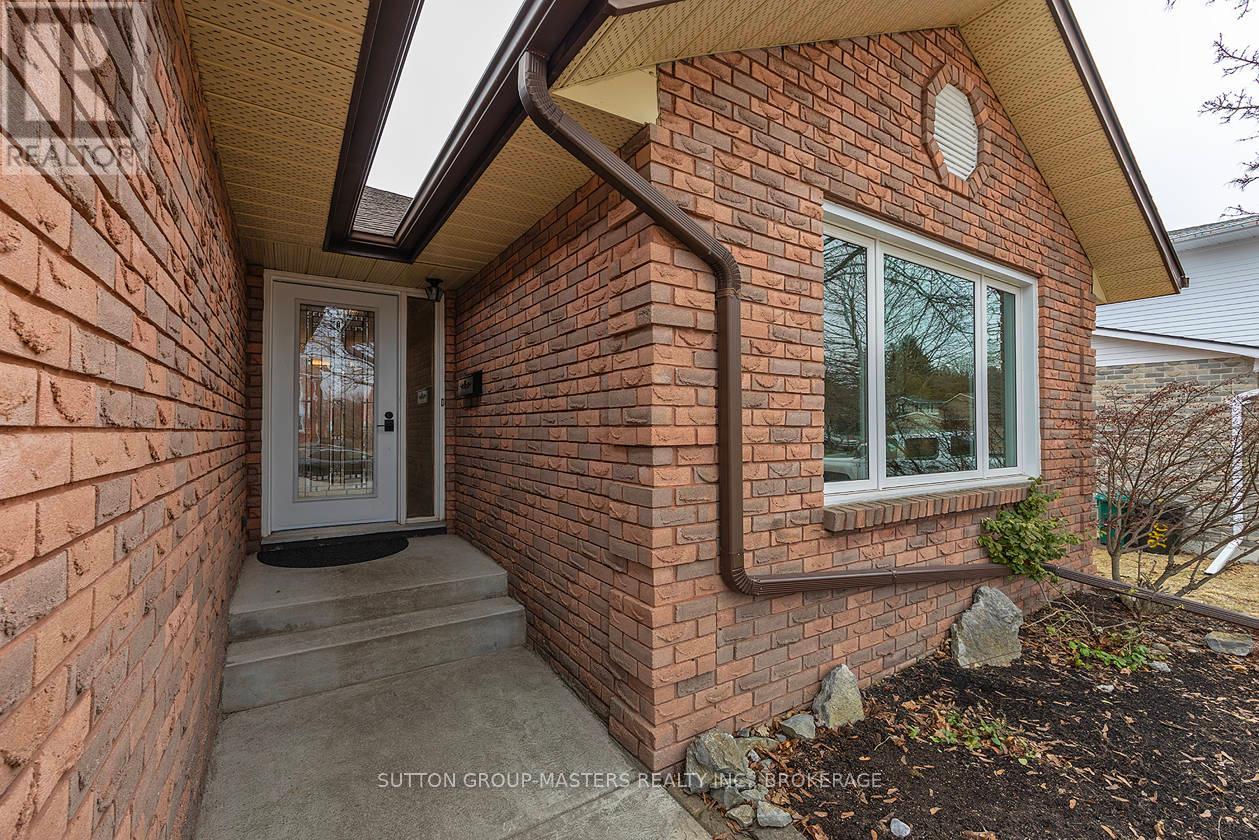 984 Ambleside Crescent, Kingston, Ontario  K7P 2B7 - Photo 3 - X12136177