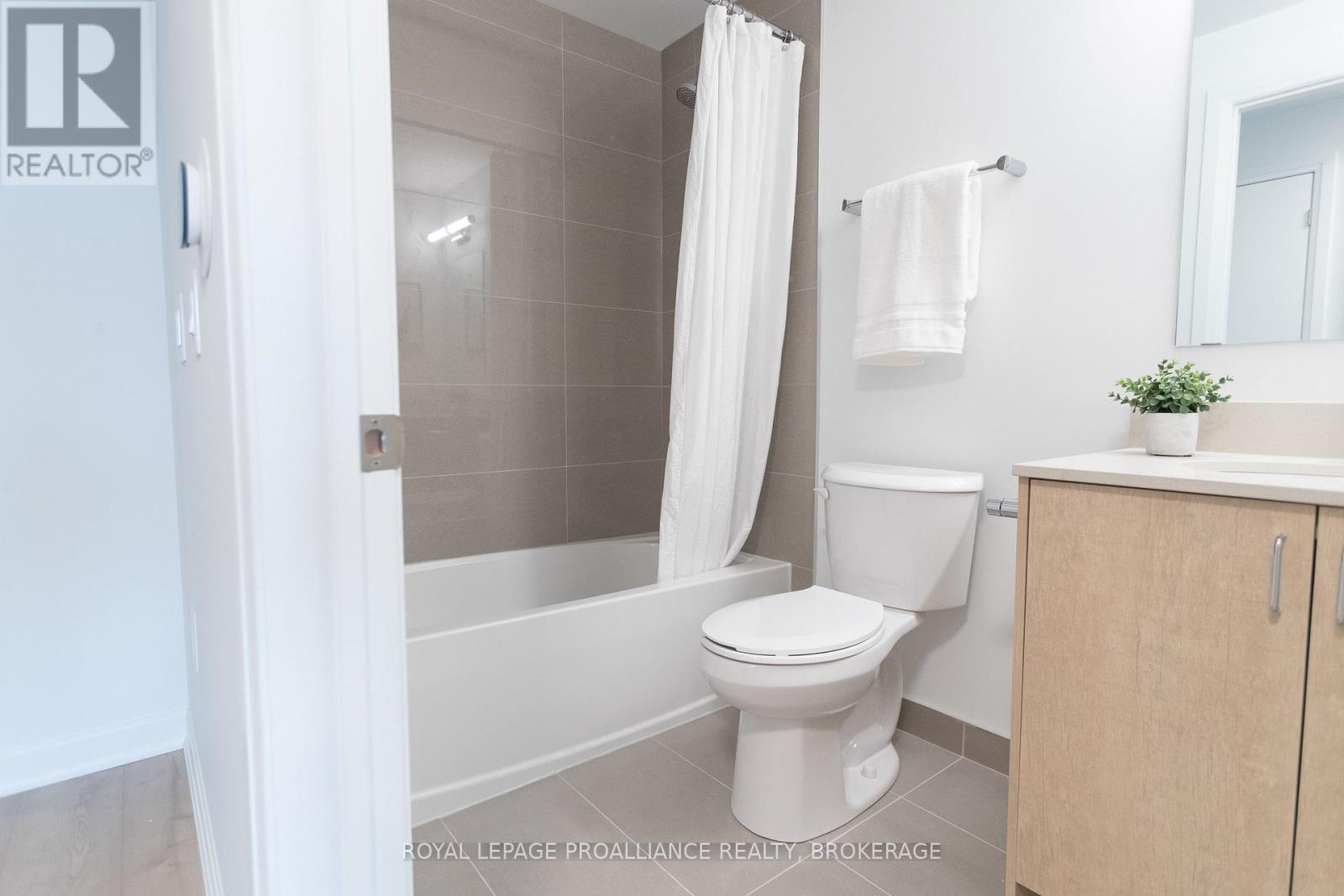 610 - 223 Princess Street, Kingston, Ontario  K7L 1B3 - Photo 13 - X12151095