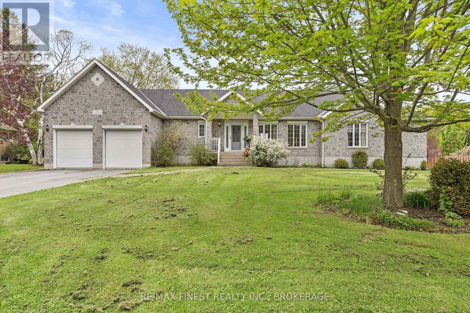 19 Dalgleish Avenue, Kingston, Ontario  K7L 5H6 - Photo 2 - X12154356