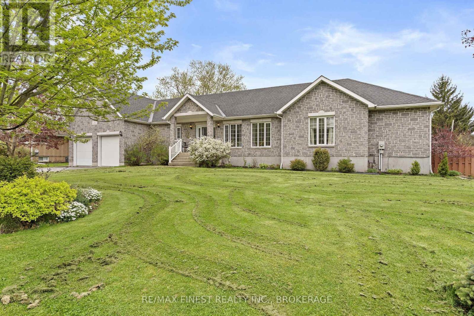 19 Dalgleish Avenue, Kingston, Ontario  K7L 5H6 - Photo 3 - X12154356