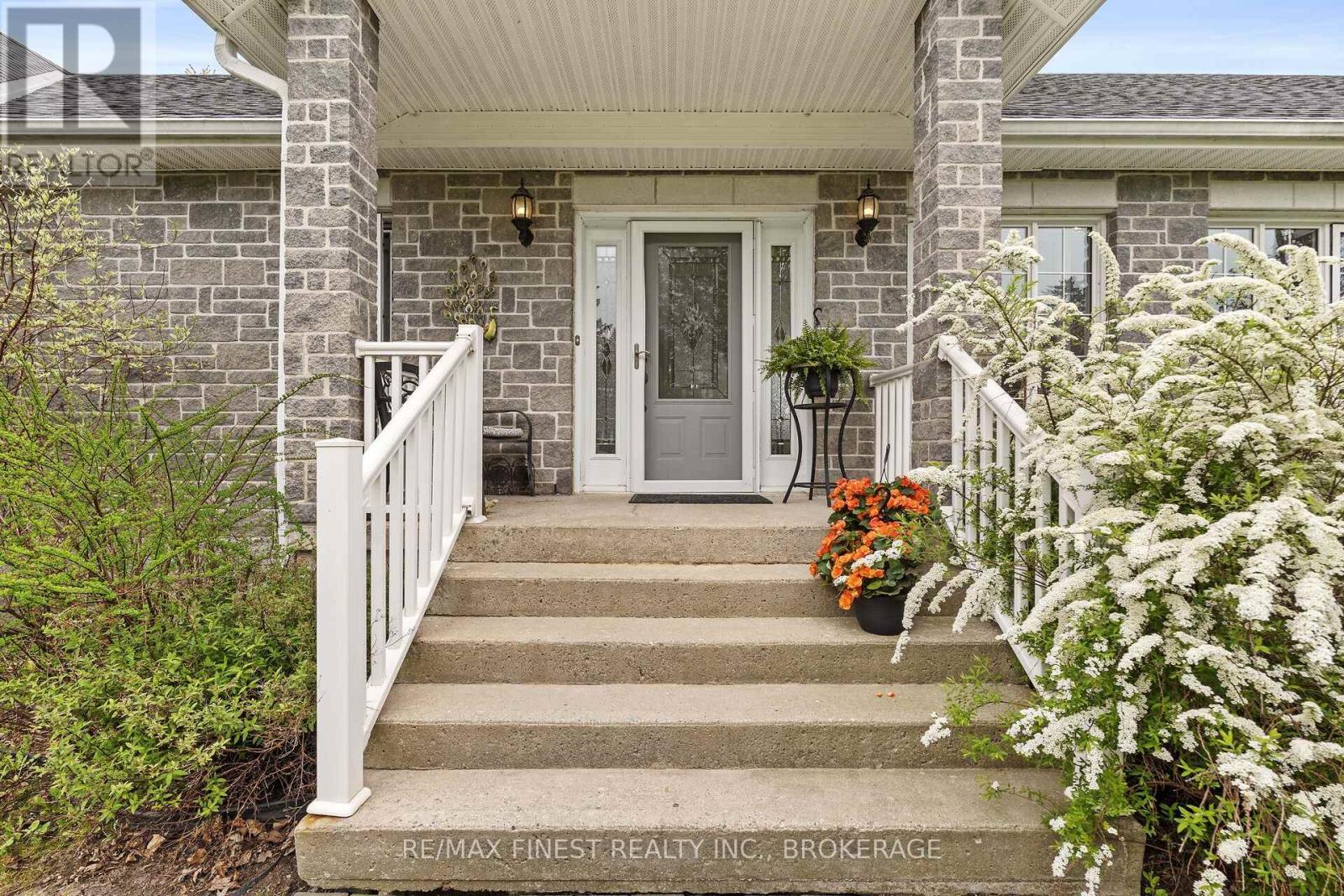 19 Dalgleish Avenue, Kingston, Ontario  K7L 5H6 - Photo 4 - X12154356
