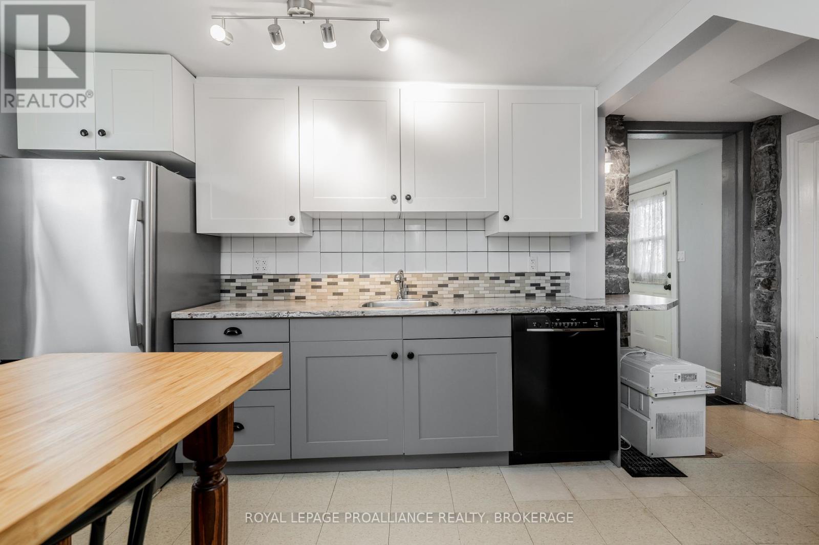 390 Division Street, Kingston, Ontario  K7K 4A7 - Photo 5 - X12158057