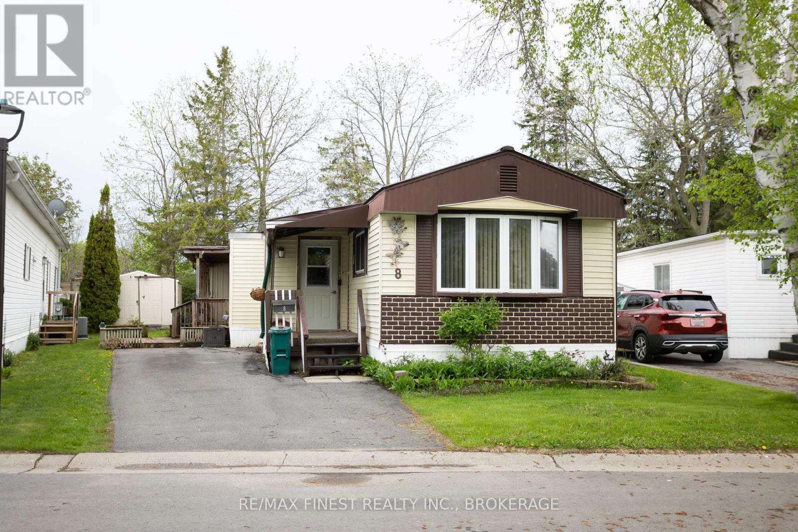 8 ABBEY GLEN DRIVE, Kingston, Ontario