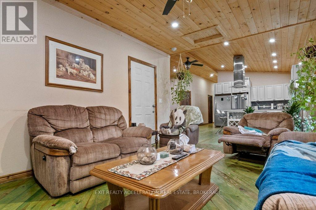 14 West Park Lane, Addington Highlands, Ontario K0H 2G0 - Photo 15 - X12193248