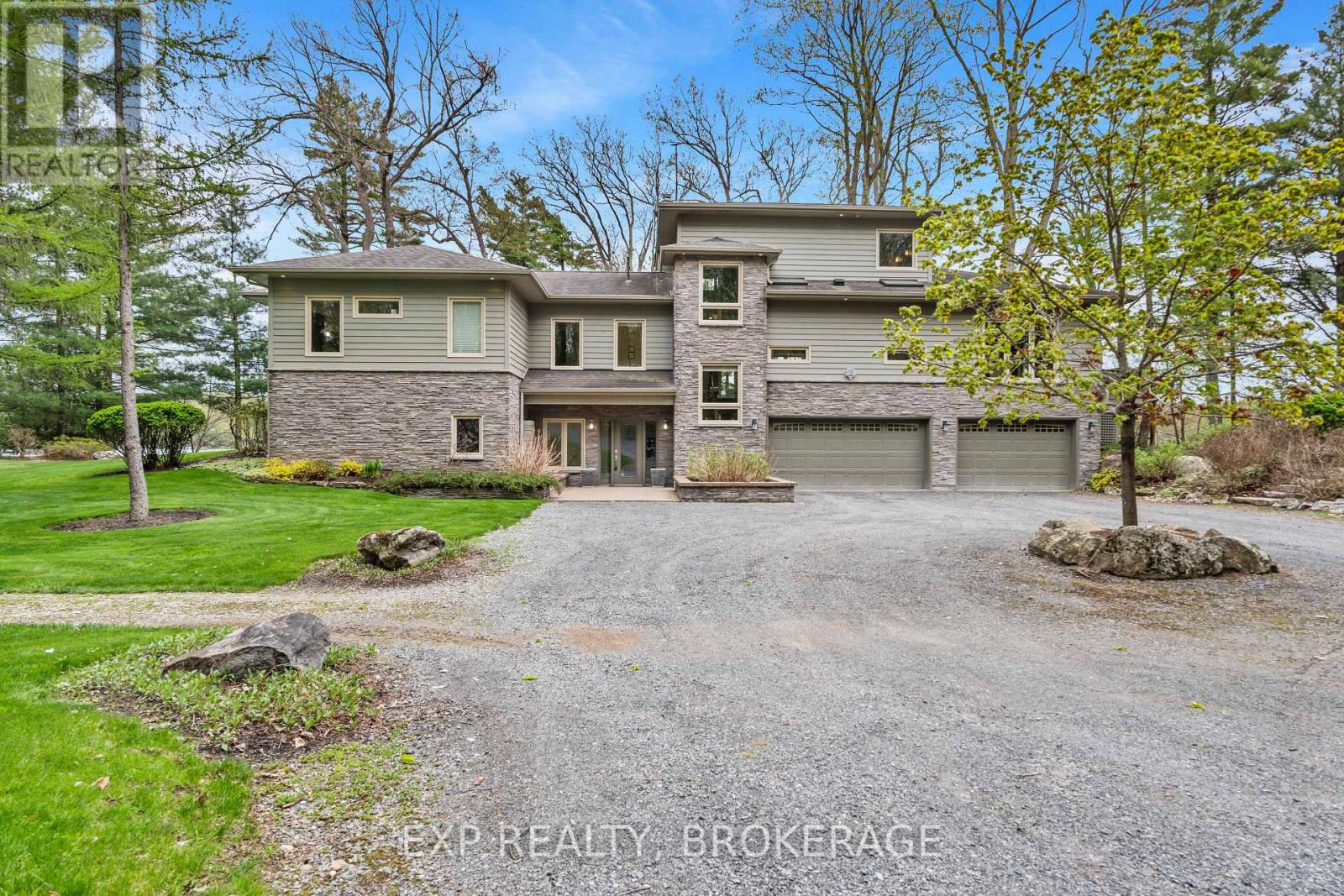 121 BASS LANE, South Frontenac, Ontario