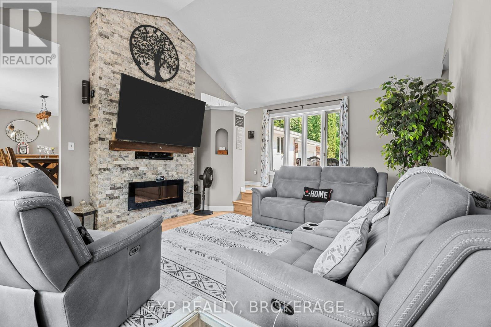 5525 Rideau Road, South Frontenac, Ontario  K0H 1H0 - Photo 6 - X12218003