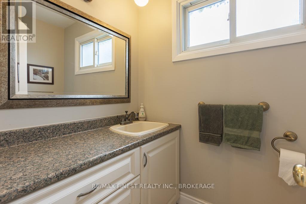 1043 Lincoln Drive, Kingston, Ontario  K7M 4Z3 - Photo 10 - X12236841