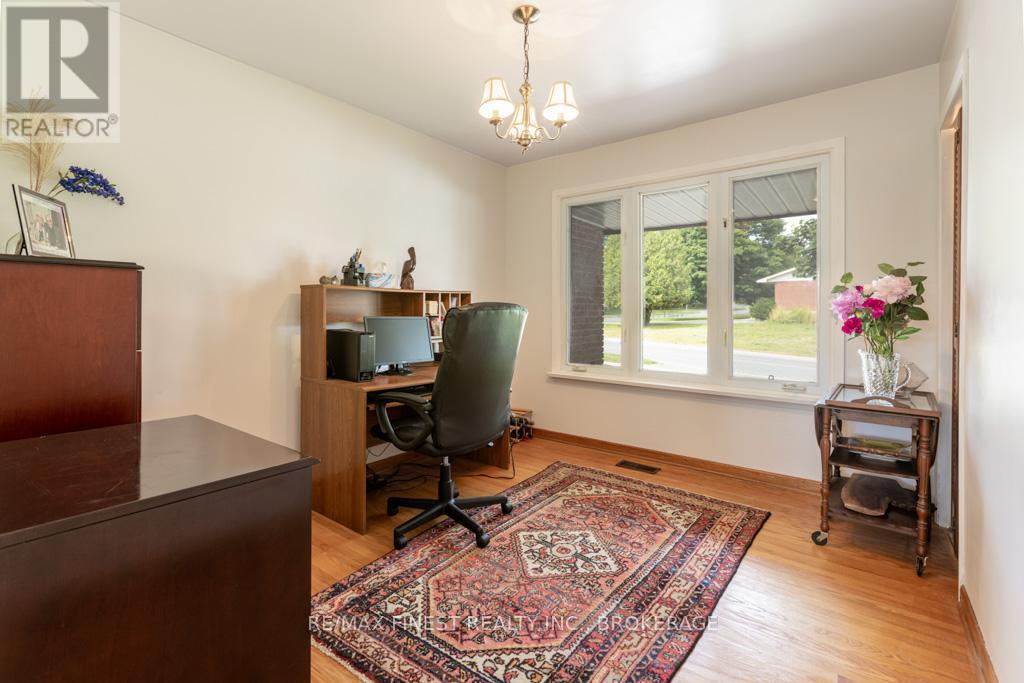 1043 Lincoln Drive, Kingston, Ontario  K7M 4Z3 - Photo 18 - X12236841