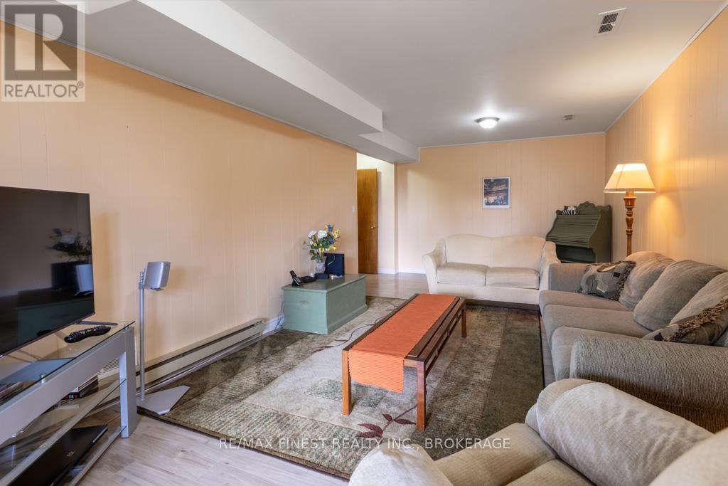 1043 Lincoln Drive, Kingston, Ontario  K7M 4Z3 - Photo 37 - X12236841