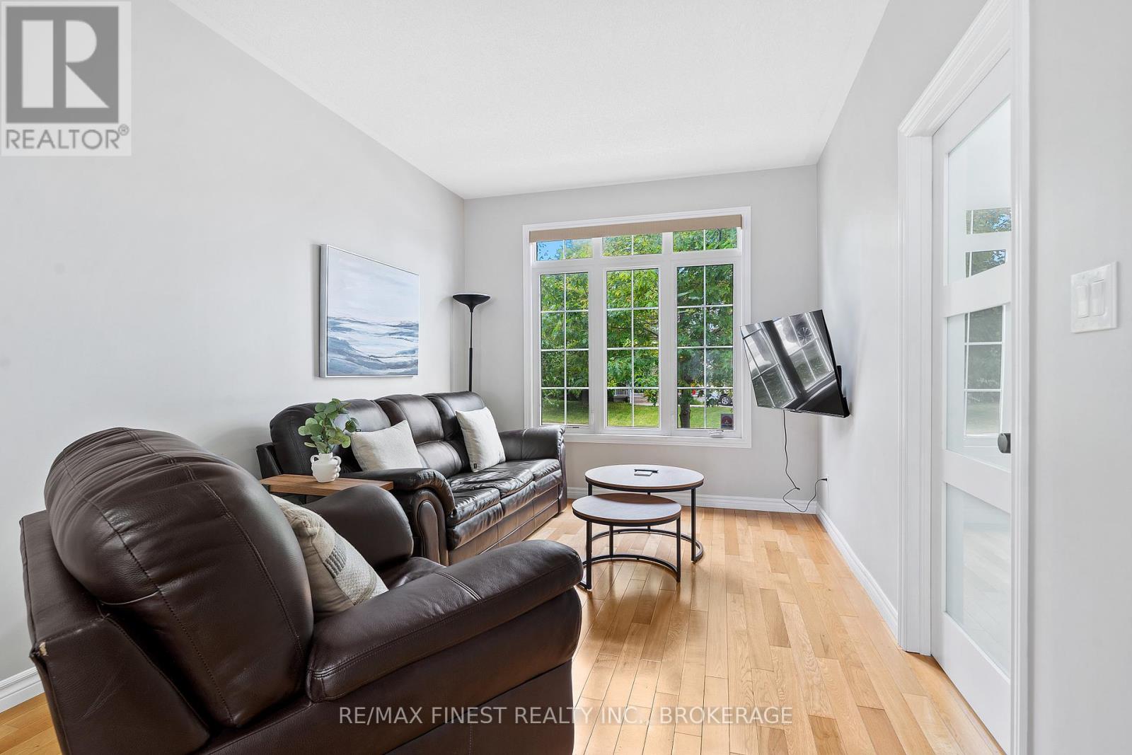 995 Swanfield Street, Kingston, Ontario  K7M 0A6 - Photo 4 - X12267068