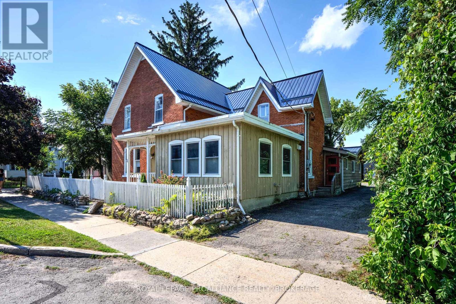 6 SPRING STREET N, Westport, Ontario