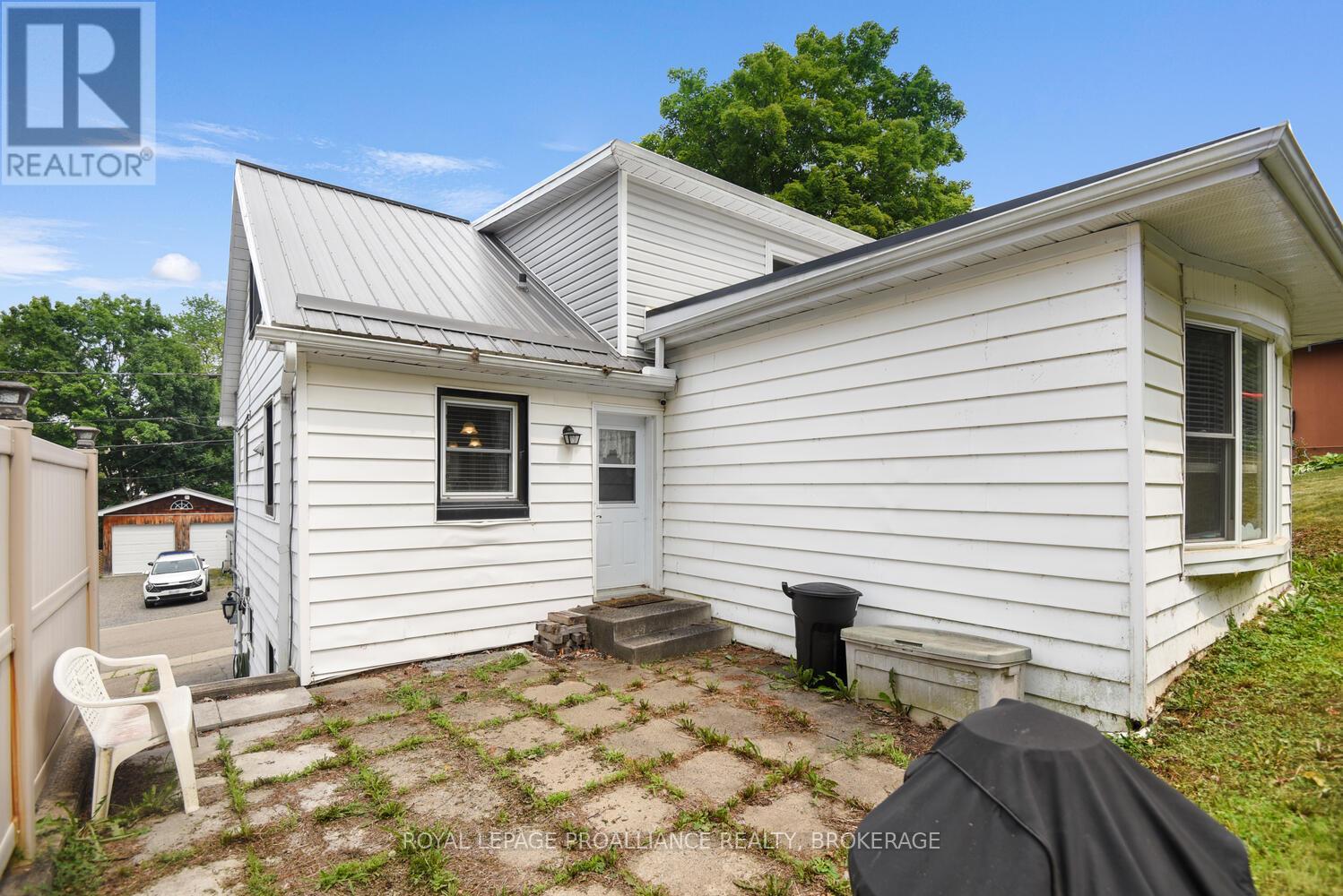 16 Mccready Street, Brockville, Ontario  K6V 5N3 - Photo 5 - X12287539