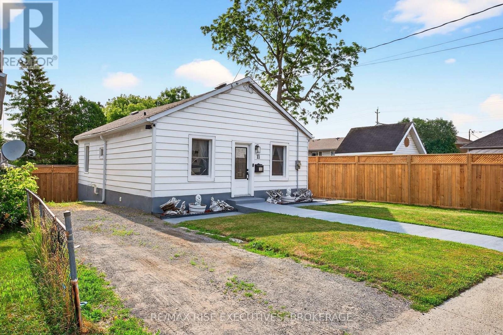 11 KINGSCOURT AVENUE, Kingston, Ontario