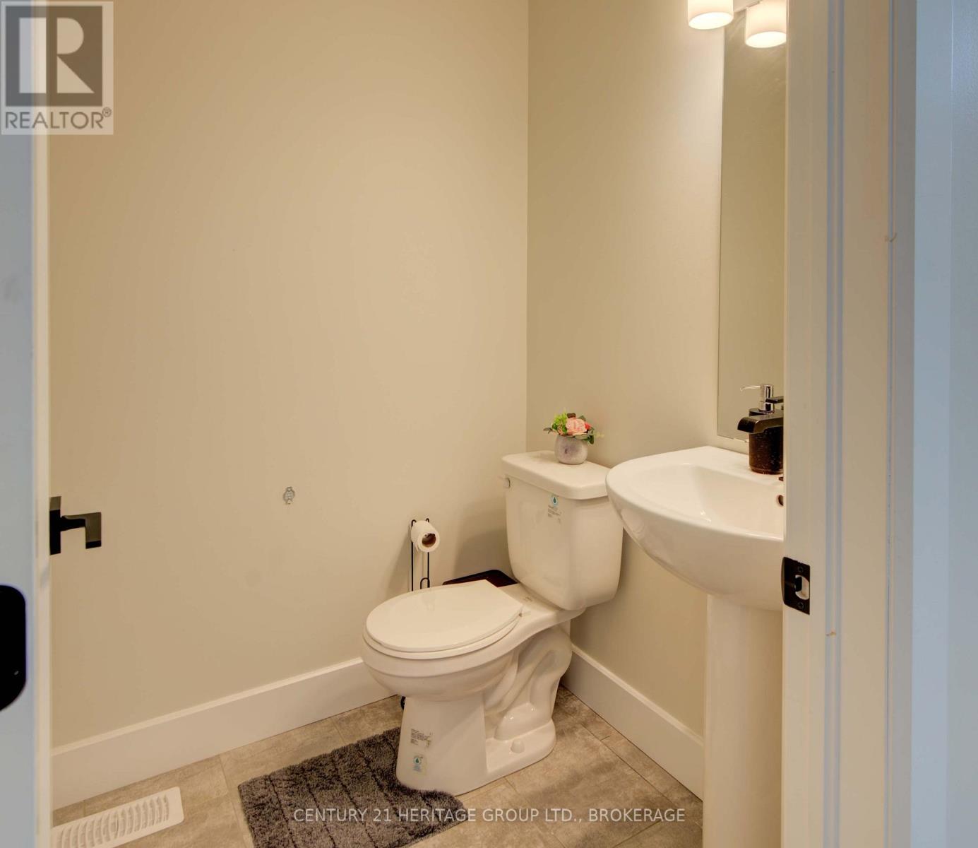 28 Dusenbury Drive, Loyalist, Ontario K0H 2H0 - Photo 12 - X12308183