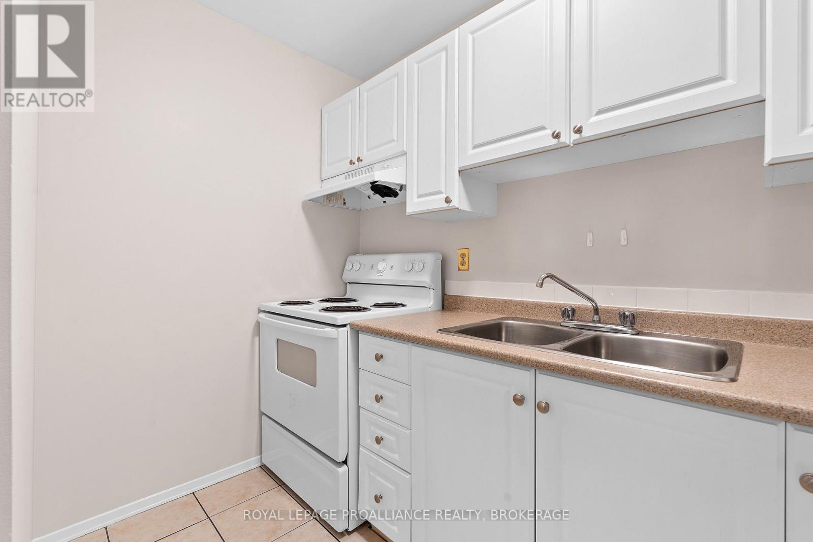 302 - 573 Armstrong Road, Kingston, Ontario  K7M 8J8 - Photo 13 - X12329709