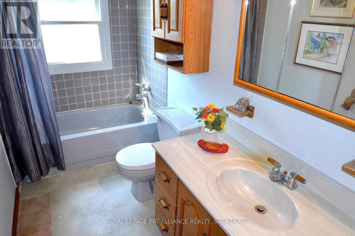 18 Dunkirk Avenue, Kingston, Ontario K7K 2H4 - Photo 27 - X12343547