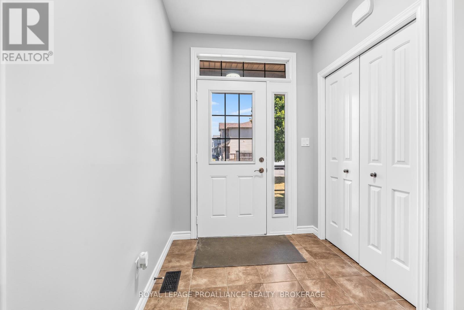 1584 Davenport Crescent, Kingston, Ontario K7P 0H5 - Photo 4 - X12354415