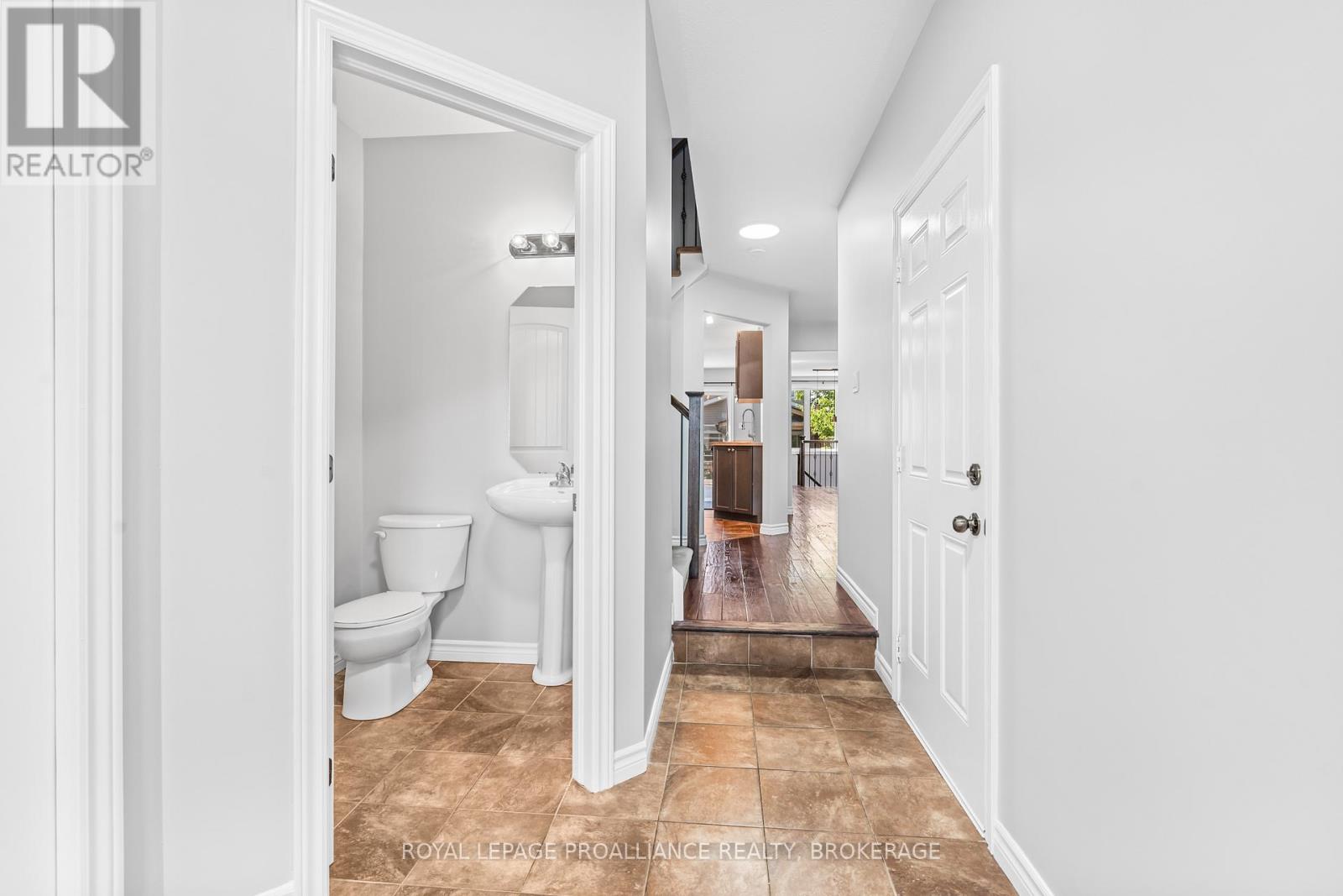 1584 Davenport Crescent, Kingston, Ontario K7P 0H5 - Photo 5 - X12354415