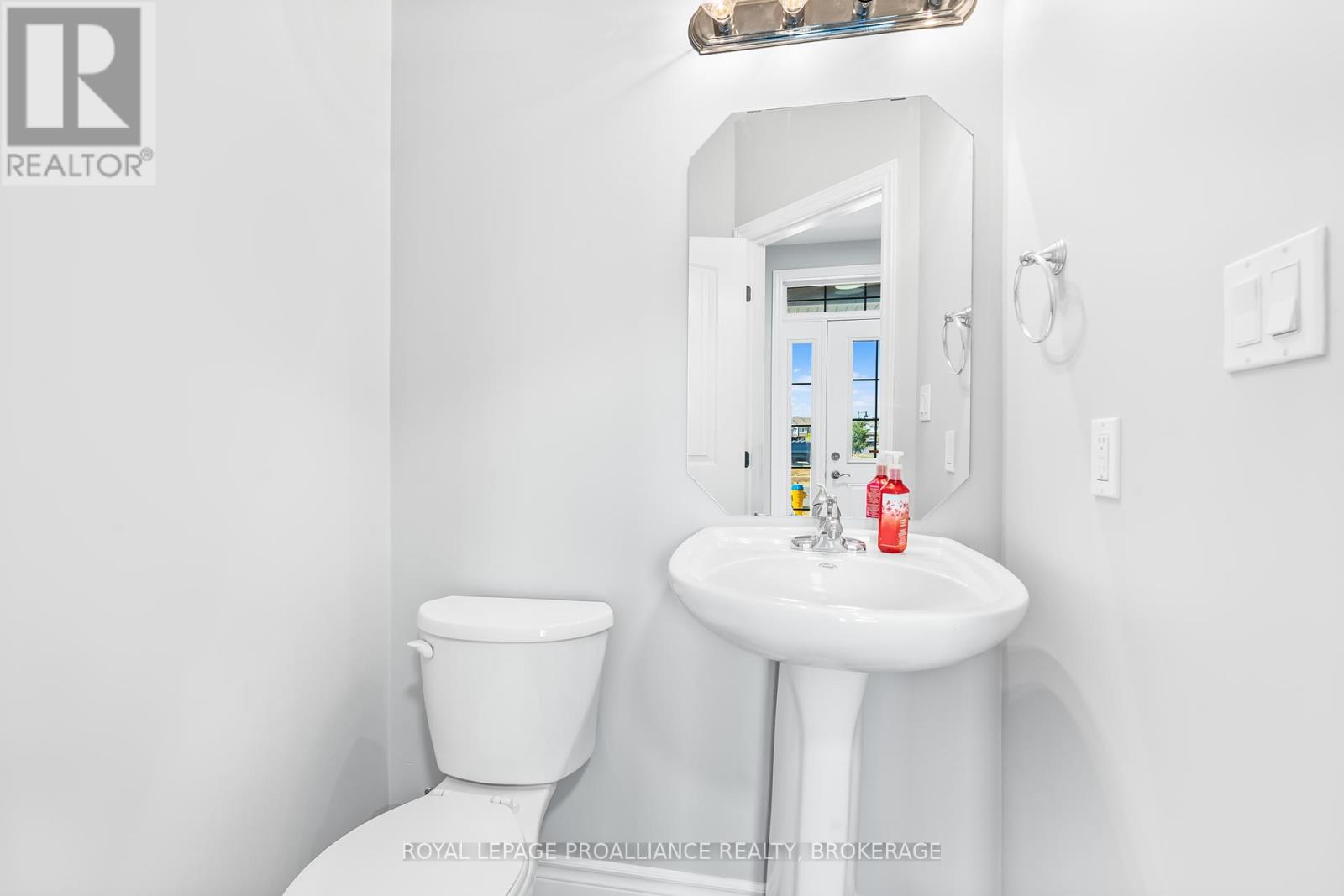 1584 Davenport Crescent, Kingston, Ontario K7P 0H5 - Photo 6 - X12354415