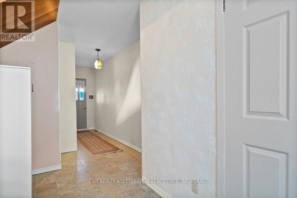 28 Sunset Crescent, Greater Napanee, Ontario  K7R 2G5 - Photo 5 - X12371340