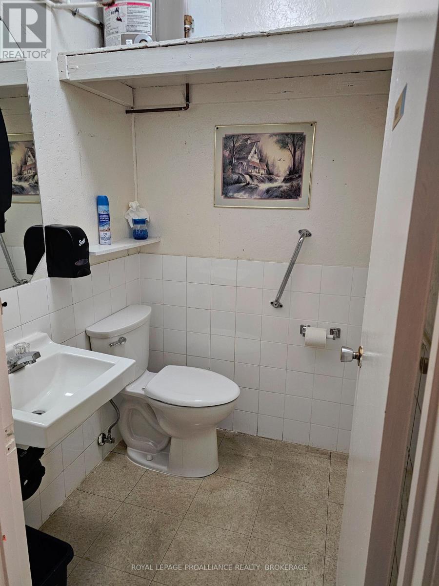 666 Collins Bay Road, Kingston, Ontario K7M 7E9 - Photo 12 - X12375565