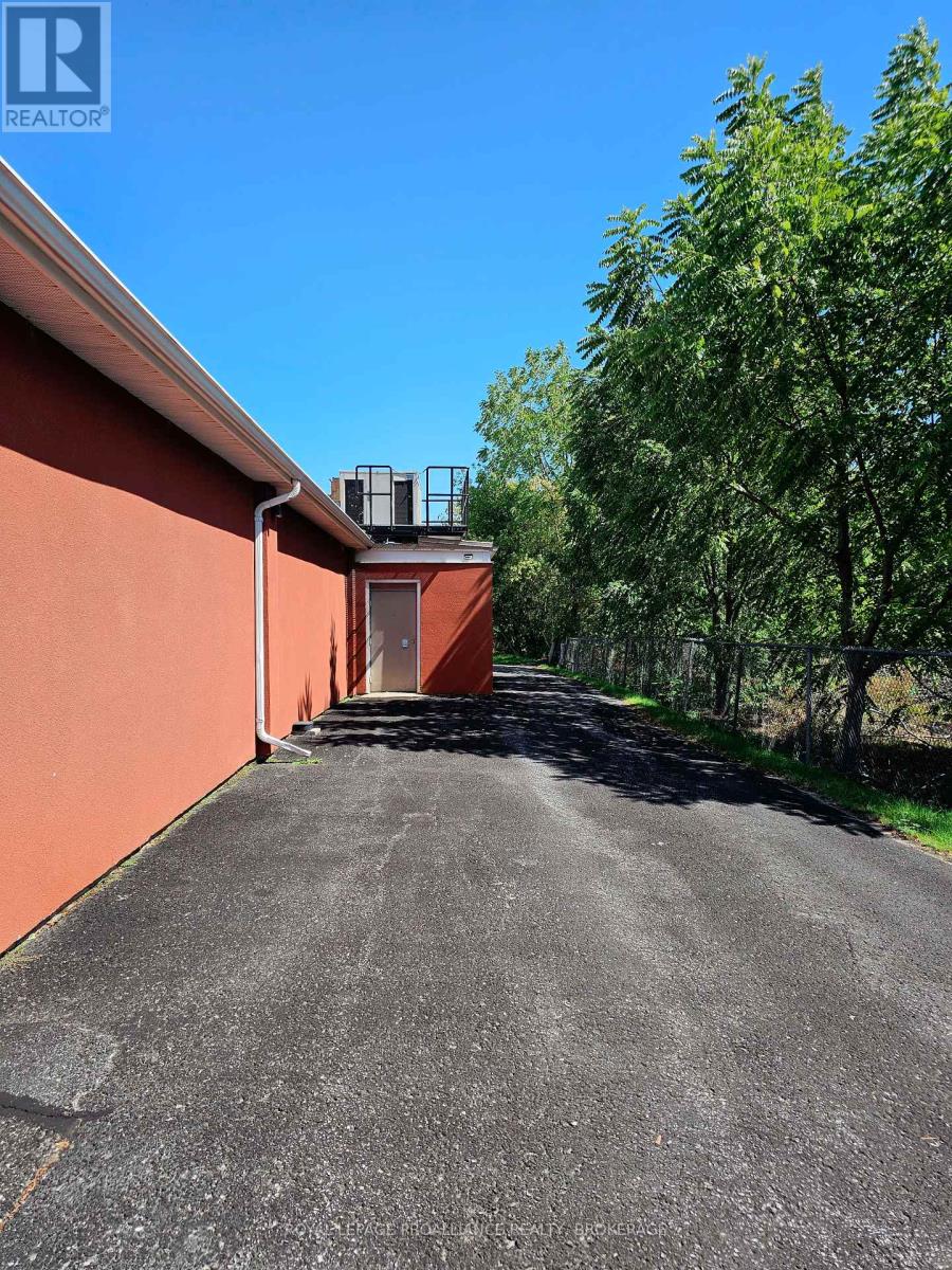 666 Collins Bay Road, Kingston, Ontario K7M 7E9 - Photo 14 - X12375565