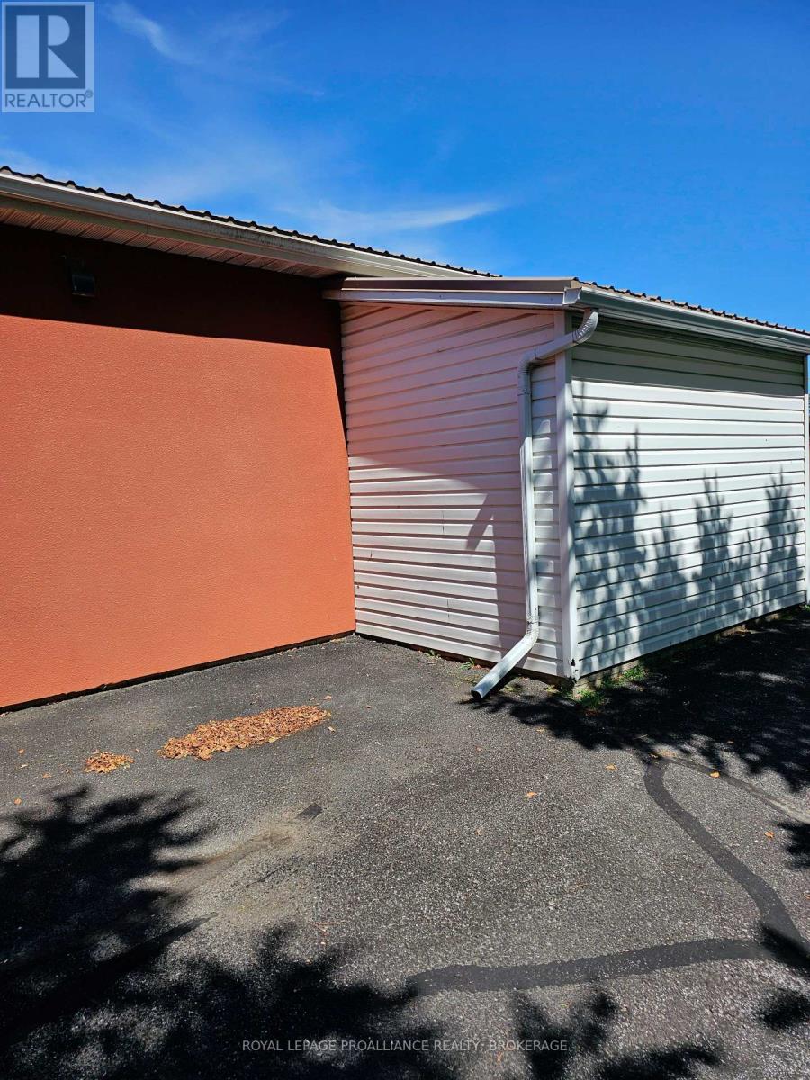 666 Collins Bay Road, Kingston, Ontario K7M 7E9 - Photo 15 - X12375565